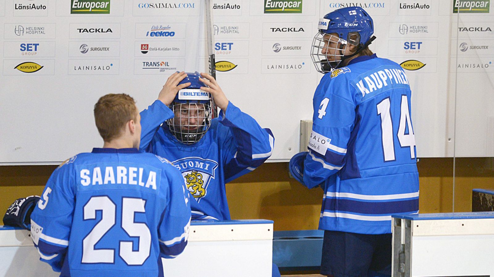 Pikkuleijonien Aleksi Saarela, Joni Tuulola ja Antti Kauppinen harjoituksissa.