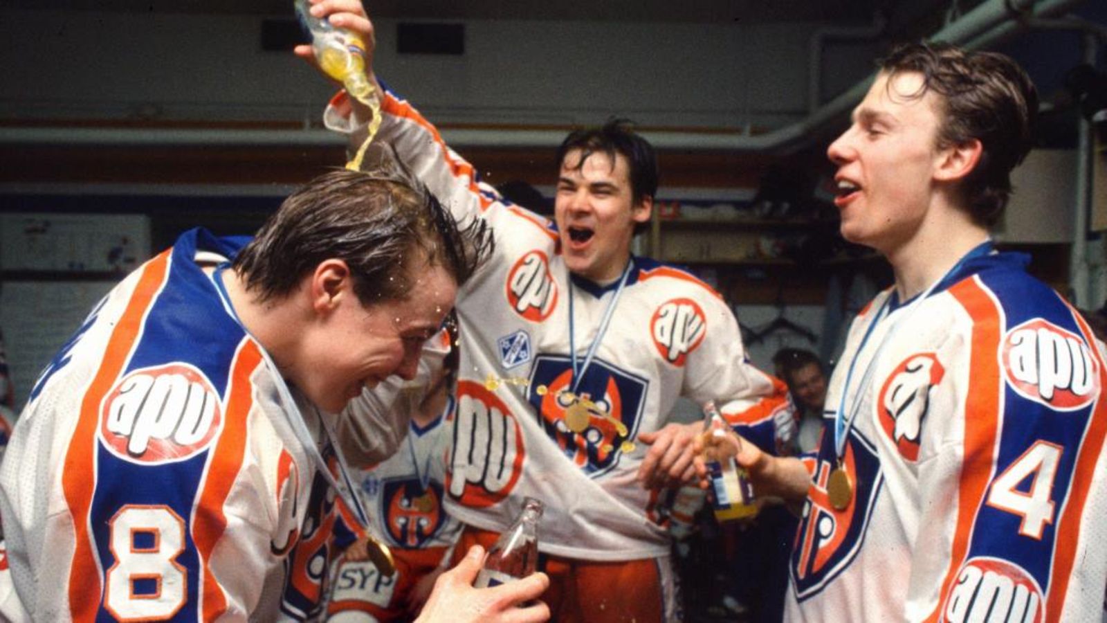 Kuuluisat ”kuuskasit” juhlivat mestaruutta. Kuvassa Janne Ojanen, Teppo Numminen ja Jukka Marttila.