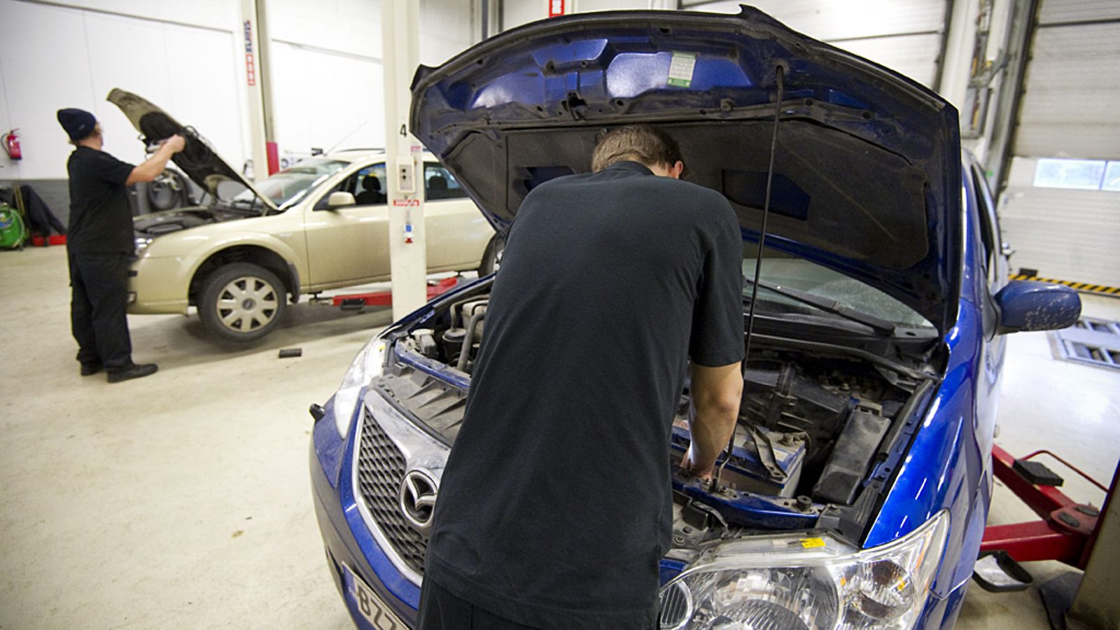 Henkilöautoa korjataan Atoy Autohuolto -ketjun autokorjaamolla Espoossa 13. joulukuuta 2013.