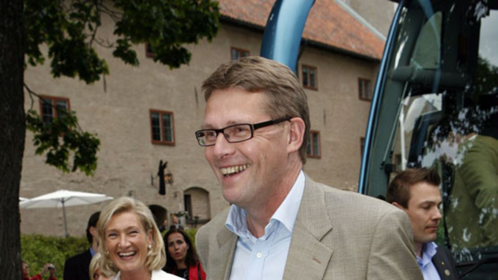 Pääministeri Matti Vanhanen ja Sirkka Mertala saapumassa pääministerien tapaamiseen Vadstenassa Ruotsissa sunnuntaina 15. kesäkuuta 2008
