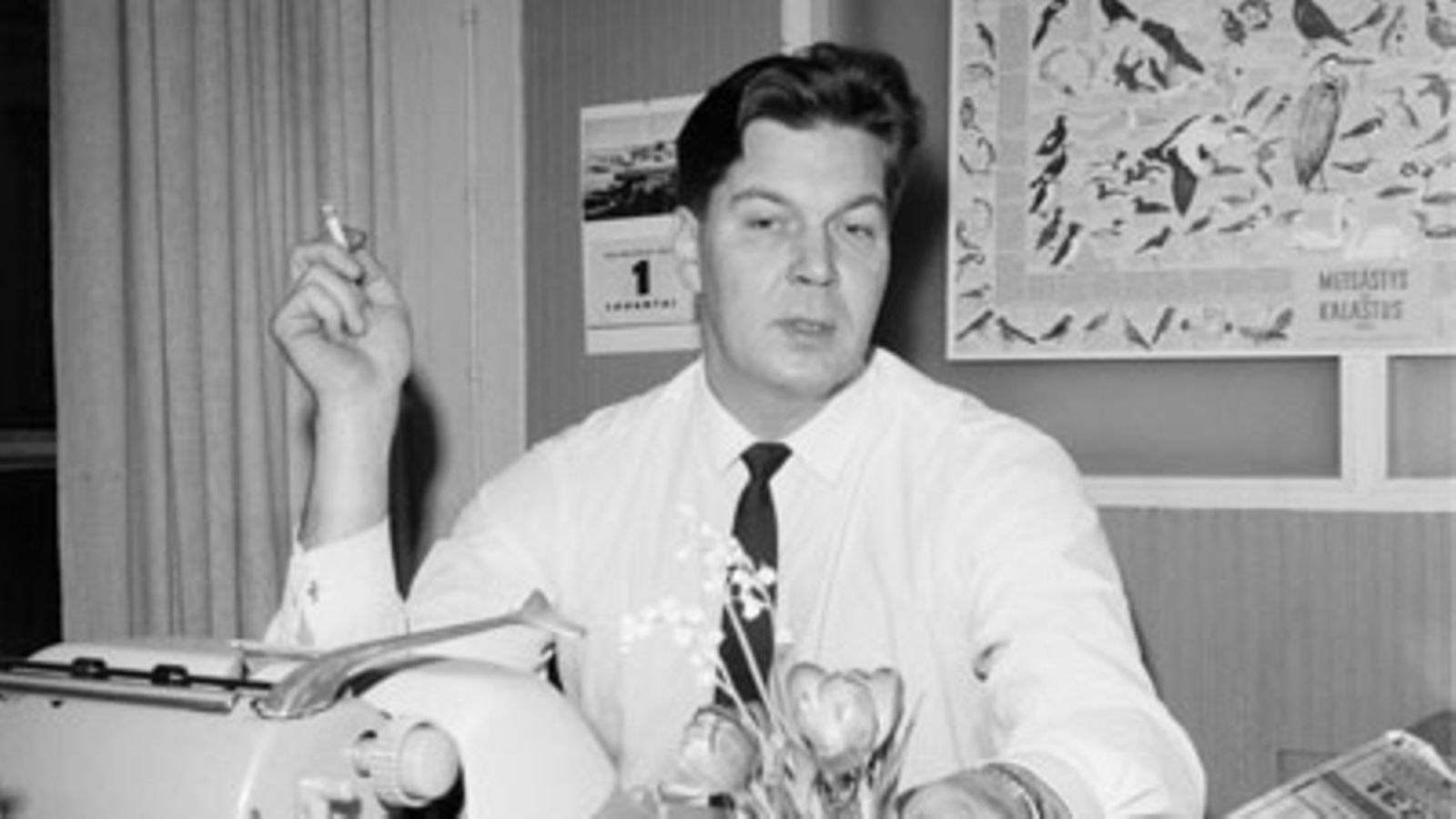 Dekkarikirjailija Mauri Sariola kirjoituskoneensa ääressä helmikuussa 1964.