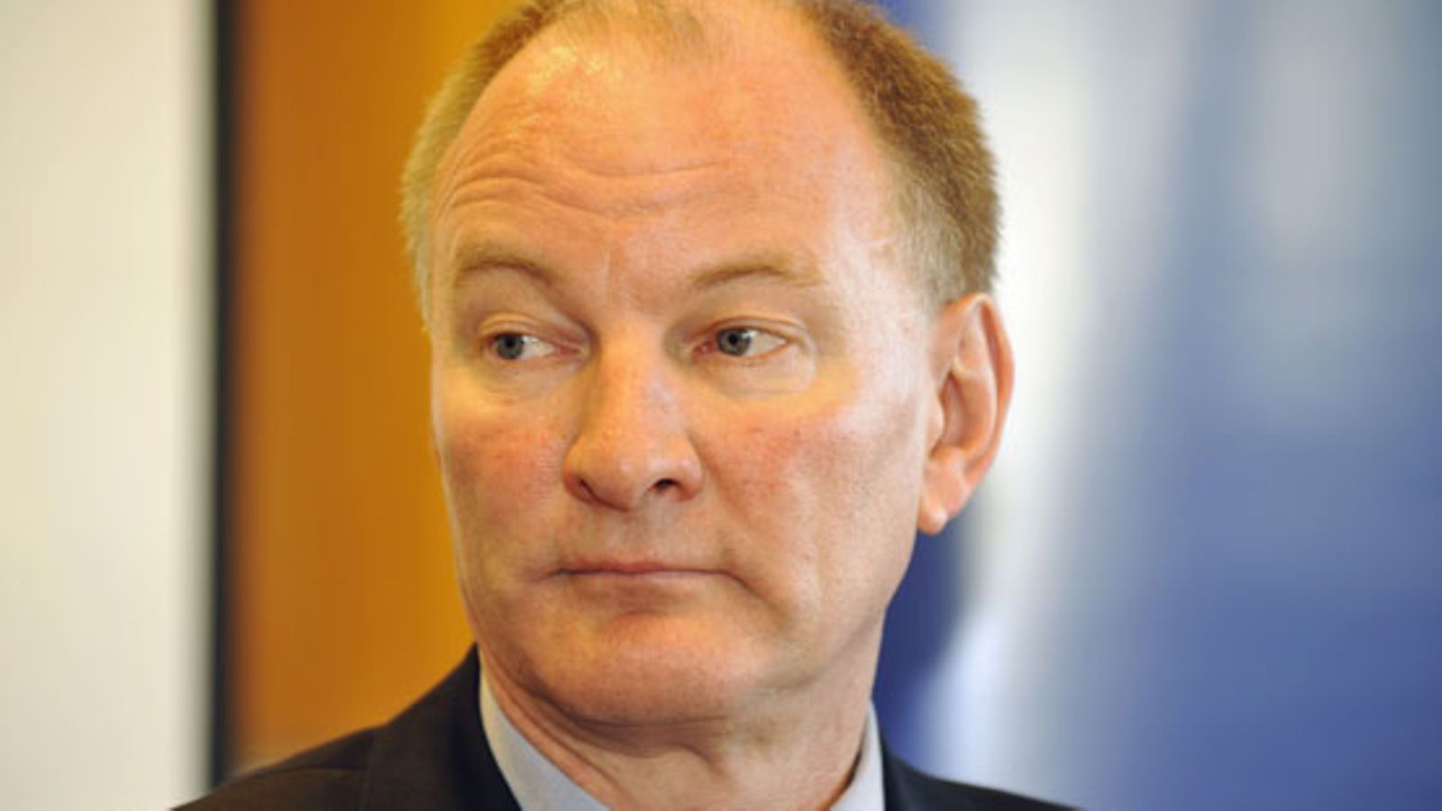 Finnairin uudeksi toimitusjohtajaksi nimitetty Nokia Siemens Networksin operatiivinen johtaja Mika Vehviläinen Finnairin tiedotustilaisuudessa Vantaalla 11. marraskuuta 2009.