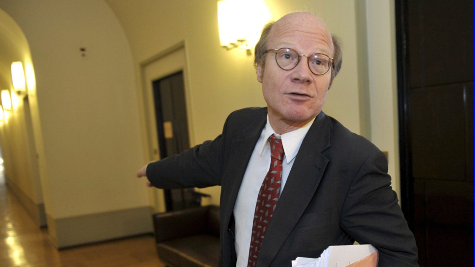 Eduskunnan perustuslakivaliokunta valmisteli kannanottonsa entisen pääministeri Matti Vanhasen virkarikosepäilyistä Helsingissä keskiviikkona 16. helmikuuta 2011. Kuva: Lehtikuva