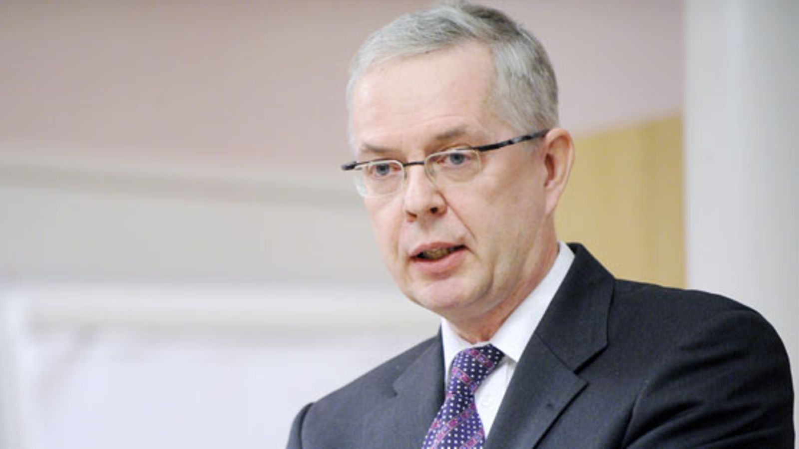 Valtiovarainministerin budjettipäällikkö Hannu Mäkinen painostaa poliitikkoja pikaiseen leikkaamiseen heti kun vaalit on saatu käytiä. Kuva: Lehtikuva