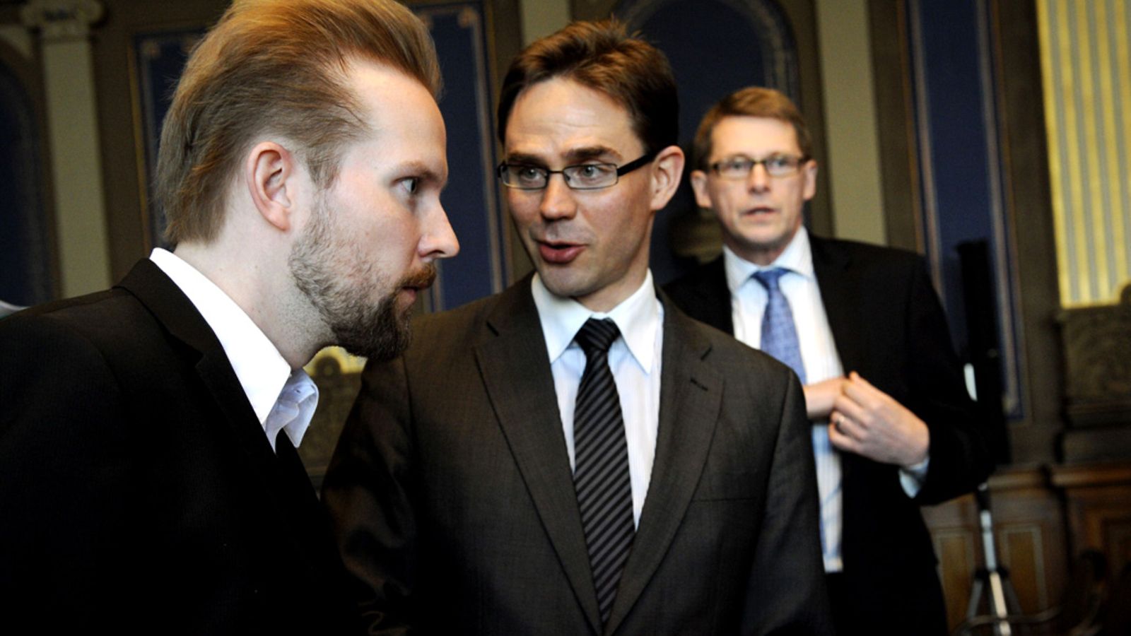 Professori Pekka Himanen (vas.) luovutti Suomen 2010-luvun henkisen ja aineellisen hyvinvoinnin tekijöitä analysoivan visiotyönsä Kukoistuksen käsikirjoitus hallitukselle Helsingissä 10. maaliskuuta 2010. Raportin ottivat Helsingin Säätytalossa vastaan tehtävänasetuksen takana olleet silloinen pääministeri Matti Vanhanen (oik.) ja valtiovarainministeri Jyrki Katainen. Himasen uusinta selvitystä ei Long Play -julkaisun mukaan kilpailutettu.