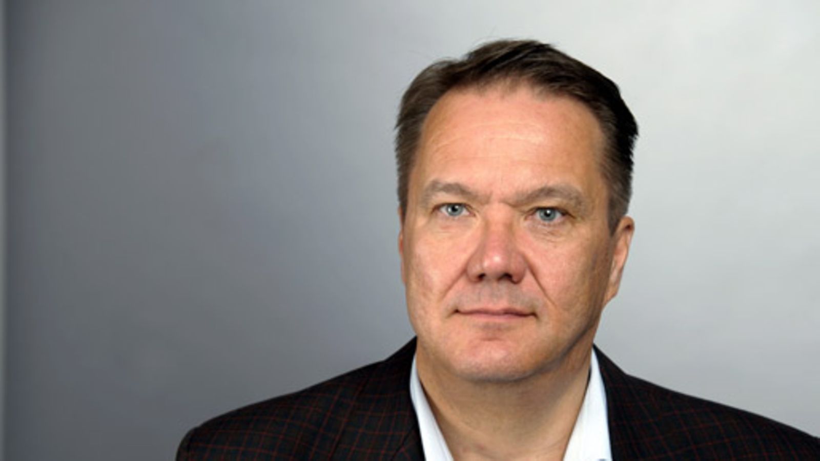 Varatuomari ja Pietarin pääkonsulaatin oikeusasioista vastannut konsuli Simo Pietiläinen kuvattuna Helsingissä 28. toukokuuta 2009. Pietiläinen kuljetti Venäjälle viime vuonna kaapatun Anton Salosen ja hänen isänsä Paavo Salosen Vaalimaan raja-aseman yli auton takakontissa. Kuva: Lehtikuva