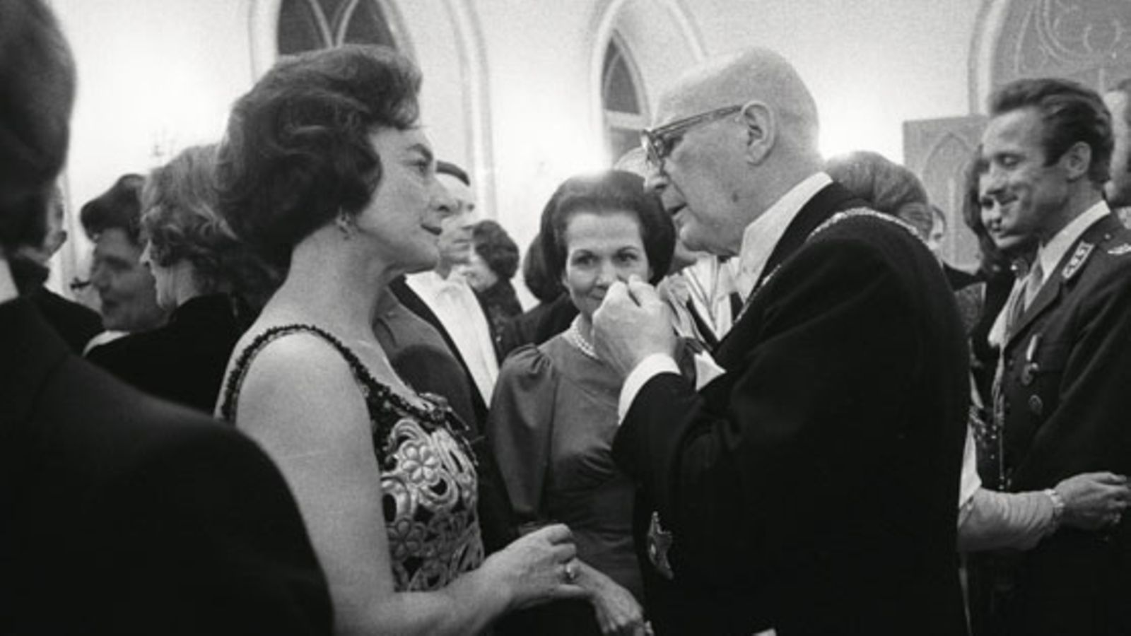 Rouva Anita Hallama seurustelee presidentti Urho Kekkosen kanssa itsenäisyyspäivän kutsuilla presidentinlinnassa vuonna 1975. Kuva: Lehtikuva/ Heikki Kotilainen