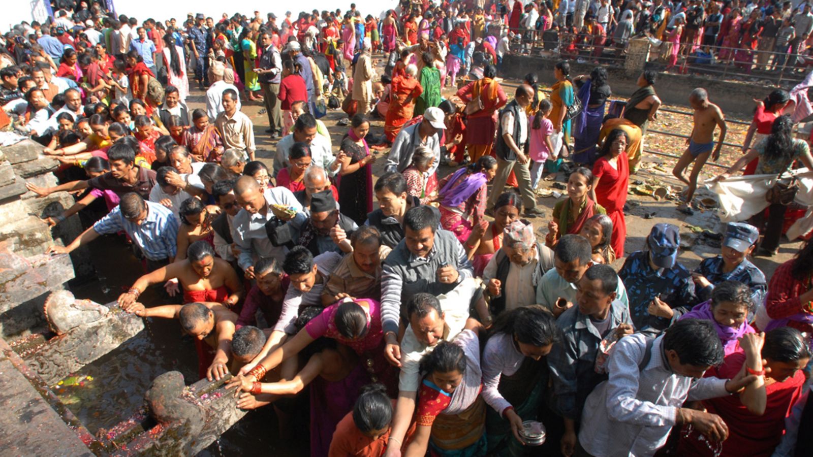 Nepalissa ihmiset kokoontuvat muistelemaan edesmenneitä äitejään pyhälle Matatirthan lammelle.