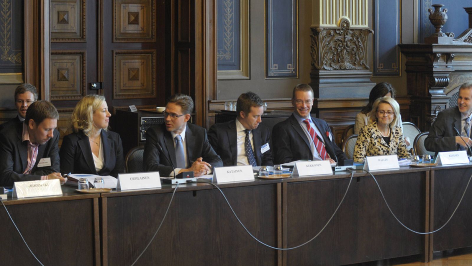 Paavo Arhinmäki (vas.), Jutta Urpilainen, Jyrki Katainen, Jussi Kekkonen, Stefan Wallin, Päivi Räsänen ja Jouni Bäckman hallitusneuvotteluissa Säätytalolla, 20. toukokuuta 2011.  Lehtikuva