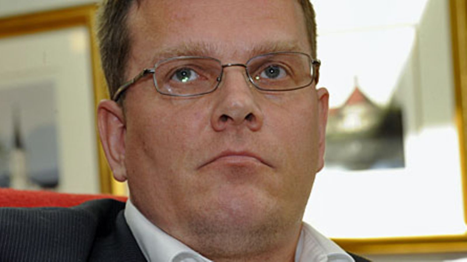 Puoluesihteeri Jarmo Korhonen keskustan puoluejohdon tiedotustilaisuudessa Helsingissä 13. elokuuta 2009. Kuva: Lehtikuva