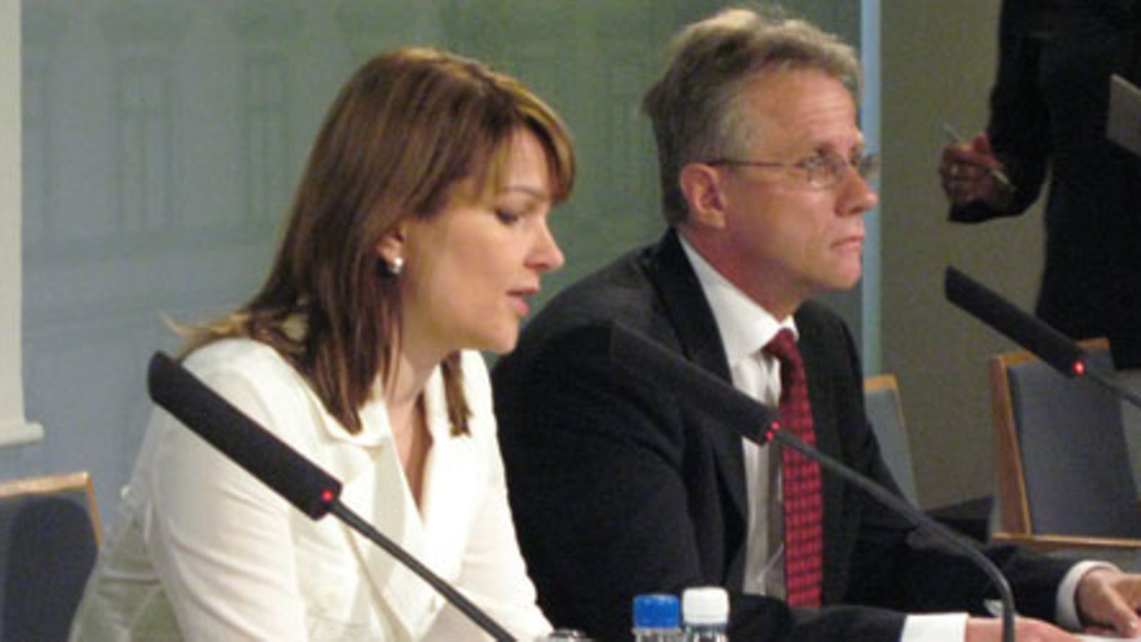 Kuntaministeri Mari Kiviniemi ja VM:n hallitusneuvos Arto Sulonen 7.7.2009 tiedotustilaisuudessa Helsingissä. Kuva: Inka Haukka / MTV3