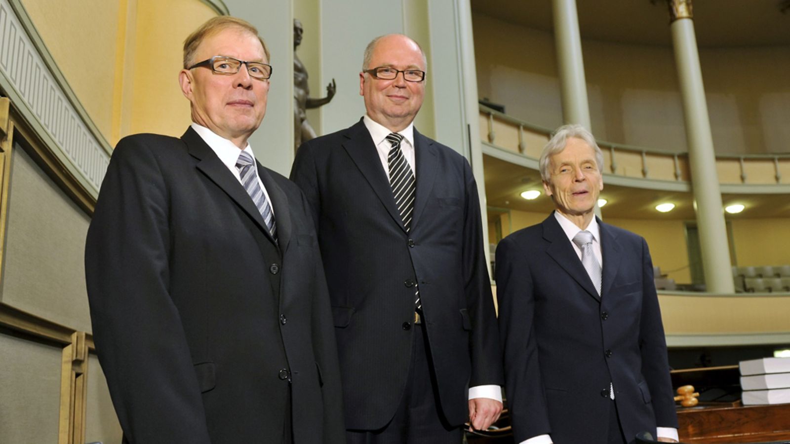 Eduskunnan puhemiehet Pekka Ravi (vas.), Eero Heinäluoma js Anssi Joutsenlahti eduskunnassa 23. kesäkuuta 2011.
