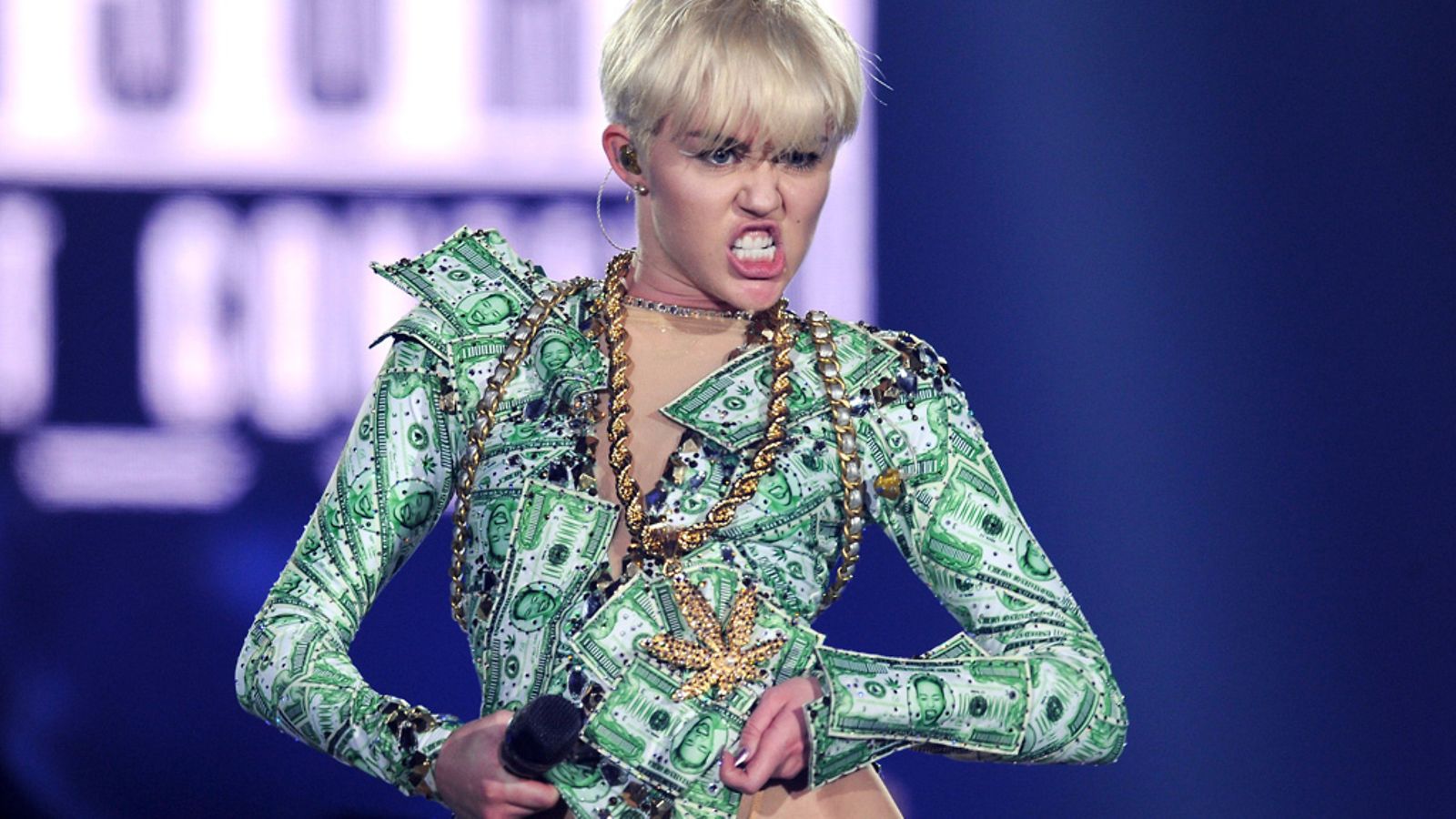 Miley Cyrus sonnustautui rahakkaaseen asuun