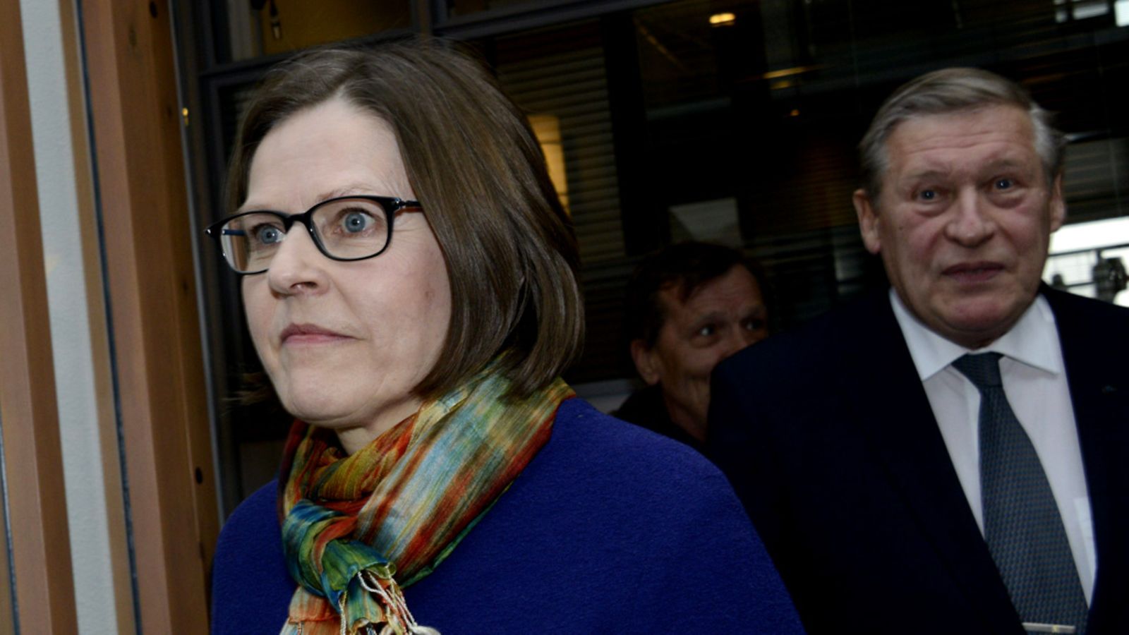 Kehitysministeri Heidi Hautala avasi tilaisuuden jossa julkistetaan korkeimman hallinto-oikeuden entisen presidentin Pekka Hallbergin kirja. Ympärillään velloneesta kohusta Hautala ei sanonut sanaakaan.