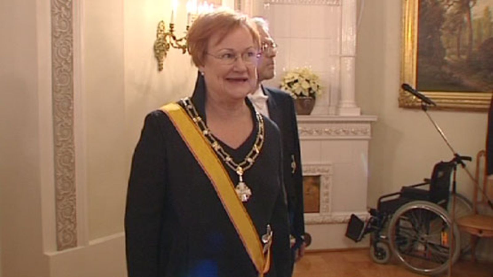 Presidentti Halonen hauskuutti toimittajia Linnan juhlissa 2008