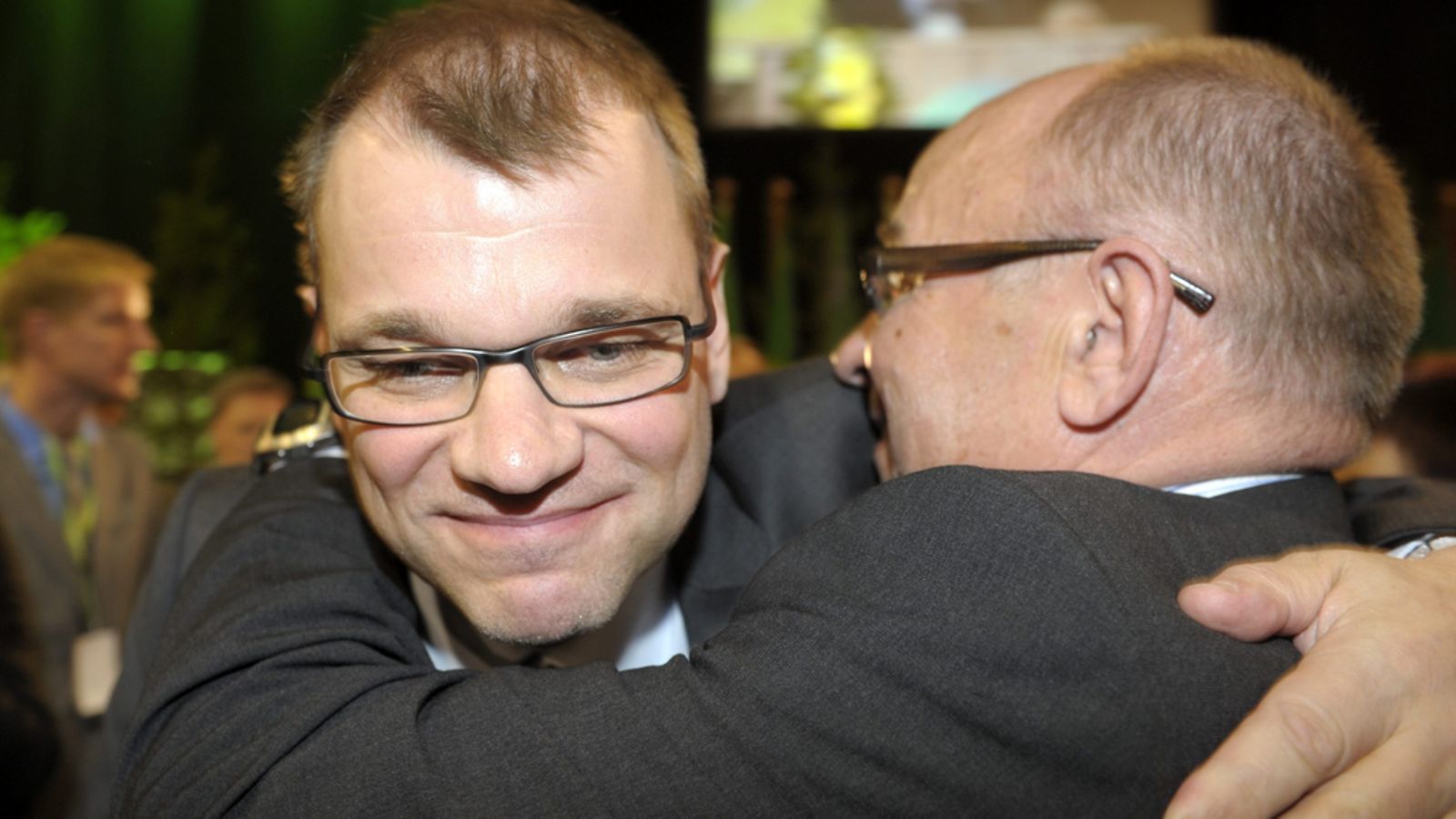 Juha Sipilä (vas.) vastaanotti onnitteluja tultuaan valituksi keskustan uudeksi puheenjohtajaksi Keskustan puoluekokouksessa Rovaniemellä 9. kesäkuuta 2012.