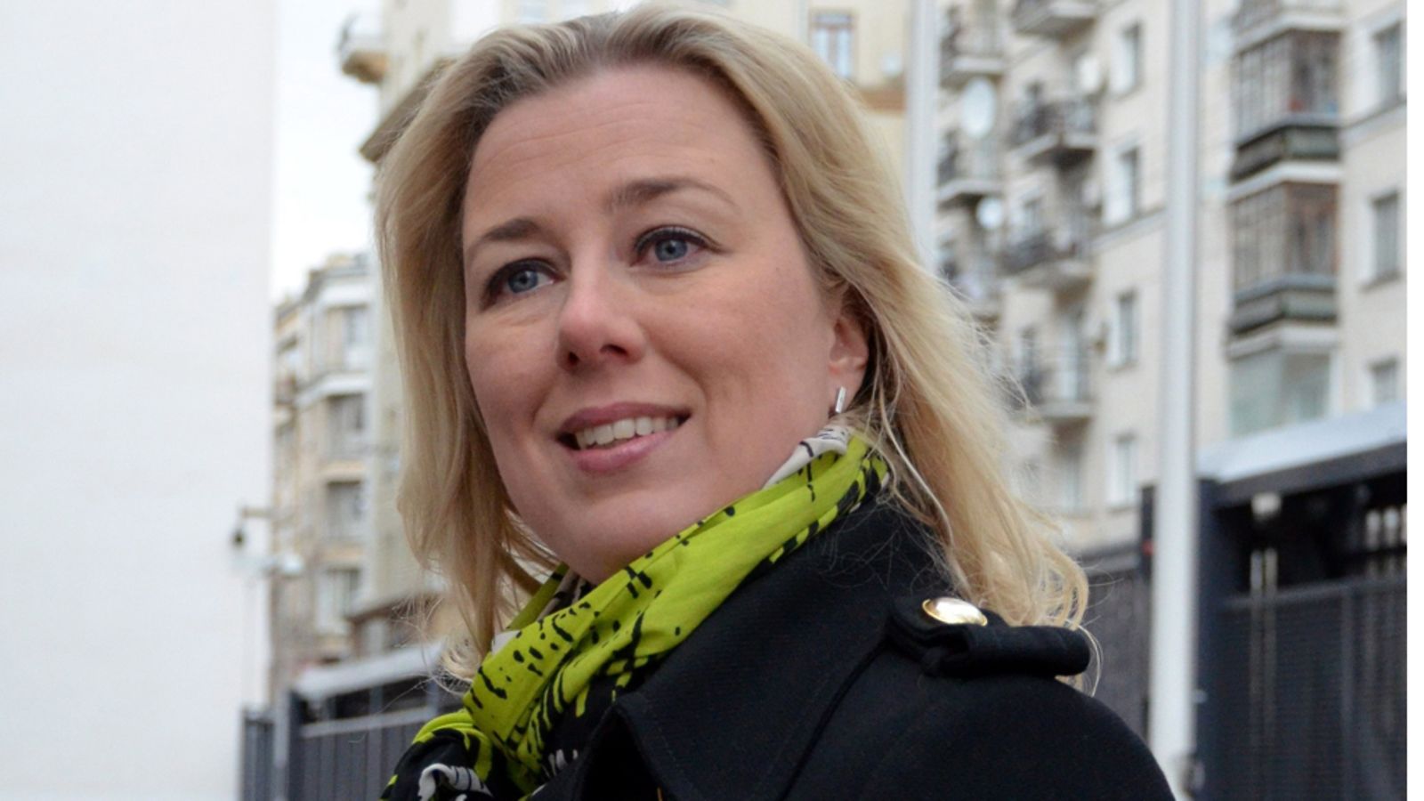 Valtiovarainministeri Jutta Urpilainen Moskovassa Suomen lähetystön pihalla 3. huhtikuuta 2013.