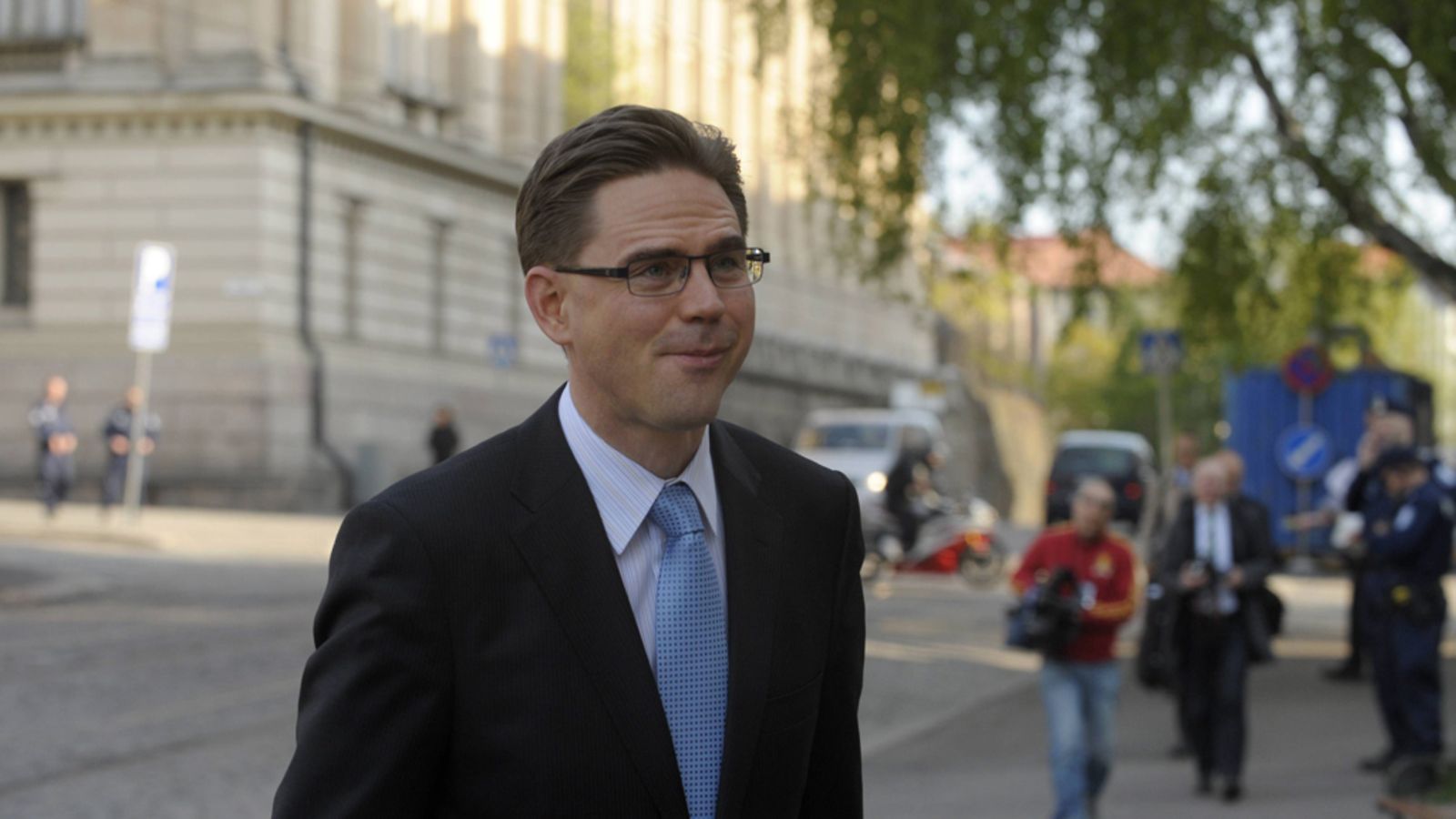 Kokoomuksen Jytrki Katainen saapuu Säätytalolle hallitusneuvotteluihin 20. toukokuuta 2011.  Lehtikuva