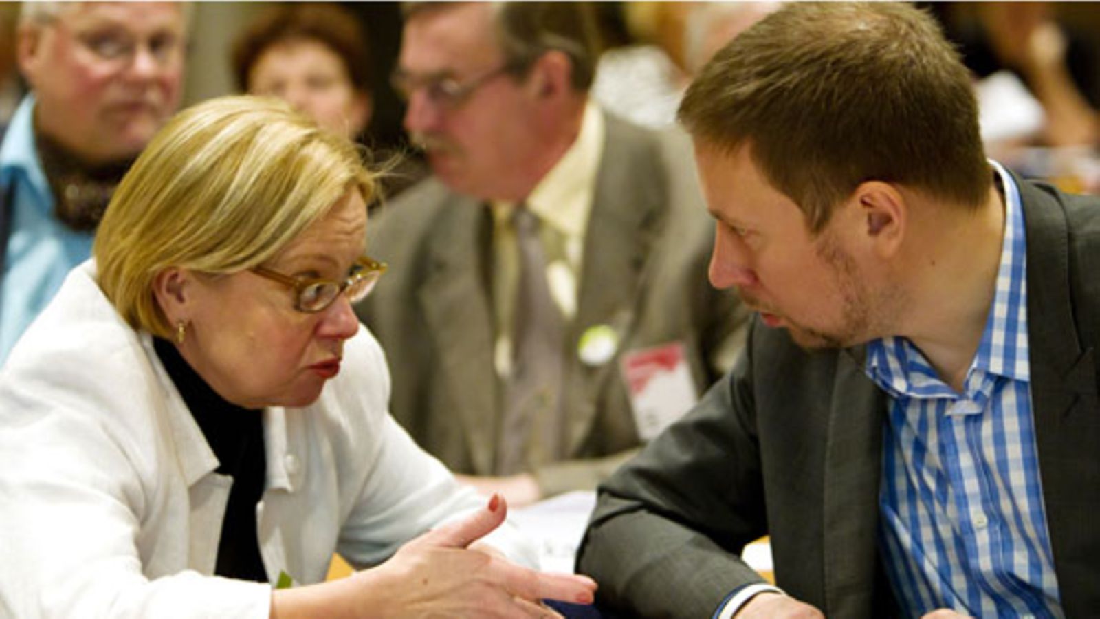 Vasemmistoliiton puheenjohtaja Paavo Arhinmäki ja vasemmistoliiton puoluesihteeri Sirpa Puhakka Vasemmistoliiton puoluevaltuuston infossa Helsingissä 30. lokakuuta 2010. Kuva: Lehtikuva / Copyright: MTV Oy.