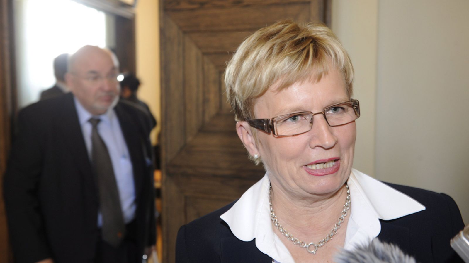 RKP:n Ulla-Maj Wideroos ja takana uusi edustaja Lars Erik Gästgivars poistuvat RKP:n eduskuntaryhmän ryhmäkokouksesta eduskunnassa Helsingissä 21. huhtikuuta 2011 Kuva: Lehtikuva