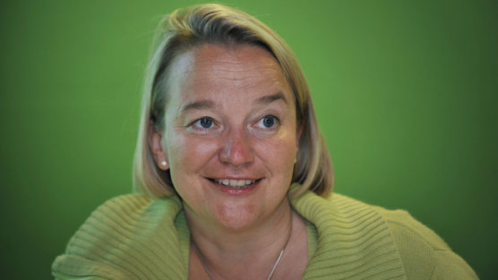 Oikeusministeri Tuija Brax esitteli 9. kesäkuuta 2010 Vihreiden linjaukset avoimuuden lisäämiseksi suomalaisessa poliittisessa järjestelmässä. (Kuva: Lehtikuva)
