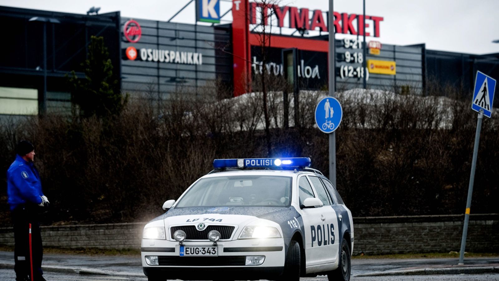 Jyväskylän Seppälän kaupunginosan Citymarketissa oli pommiuhka 20. huhtikuuta 2011. Kuva: Lehtikuva