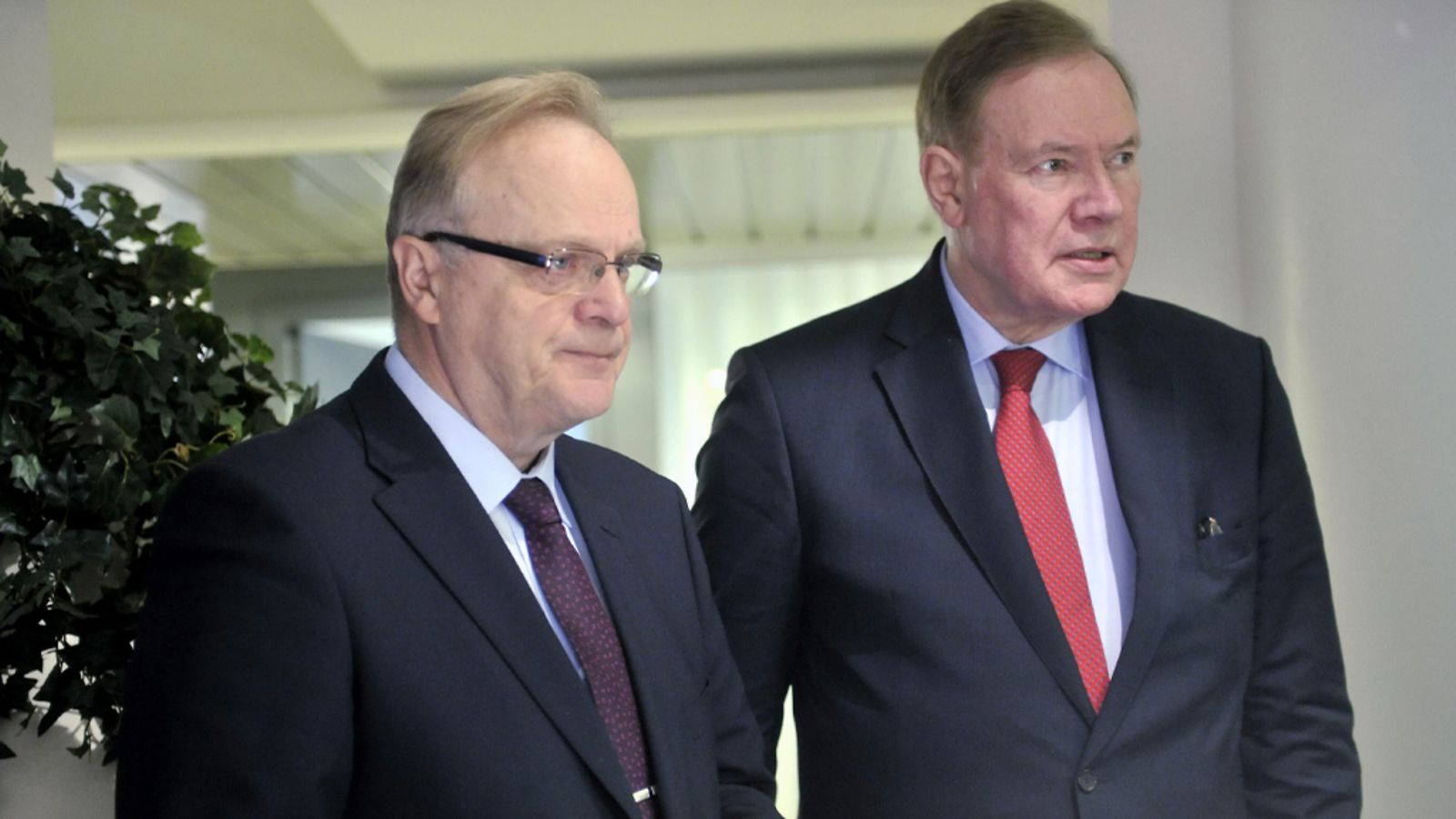 SDP:n presidenttiehdokas Paavo Lipponen (oik.) ja työministeri Lauri Ihalainen ennen tiedotustilaisuutta Helsingissä 2. tammikuuta 2012. Ihalainen valittiin puheenjohtajaksi Pro Paavo -valtuuskuntaan, joka tukee Paavo Lipposta tasavallan presidentiksi.