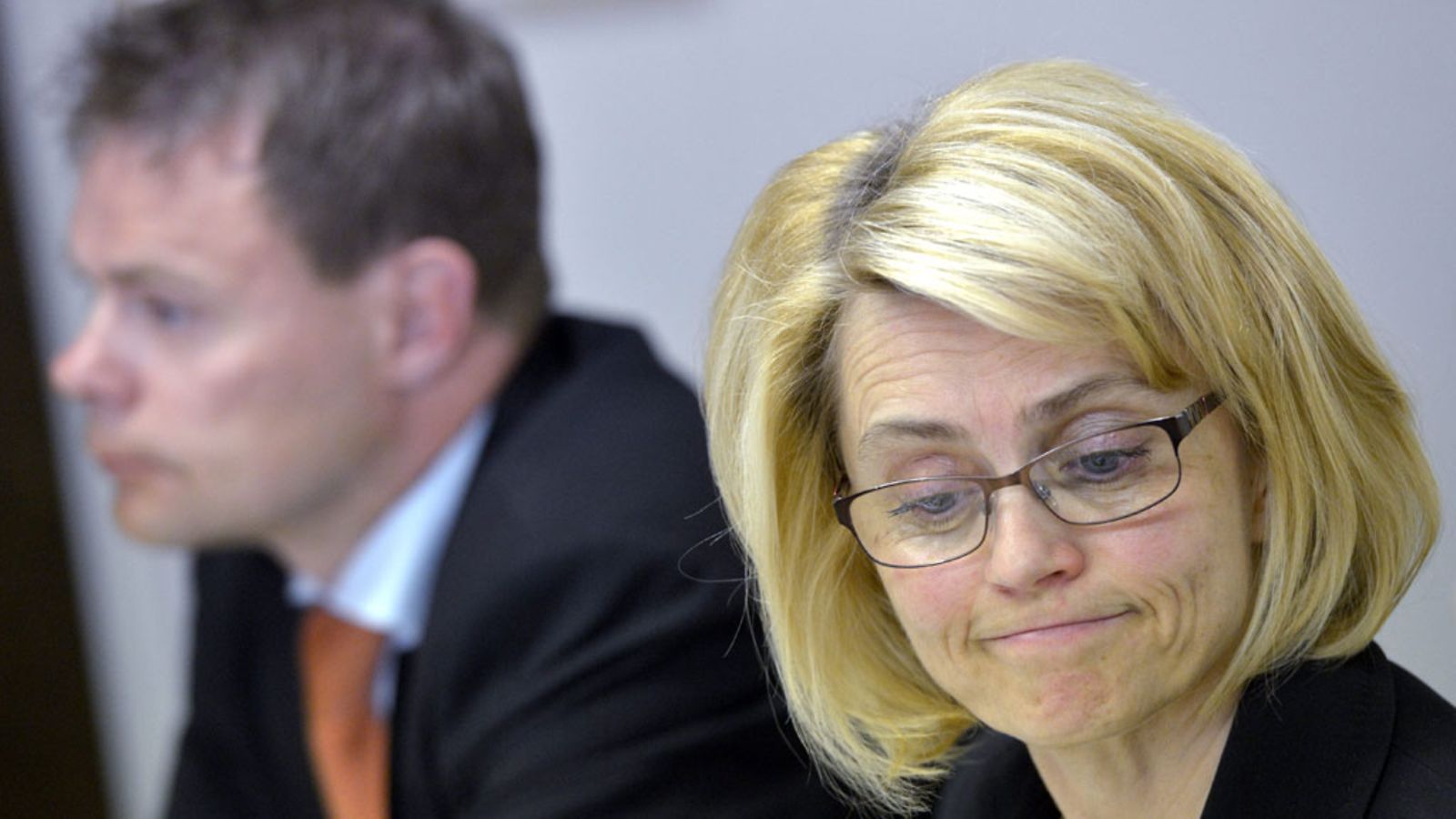 Sisäministeri Päivi Räsänen ja taustalla sisäasiainministeriön poliisijohtaja Robin Lardot.