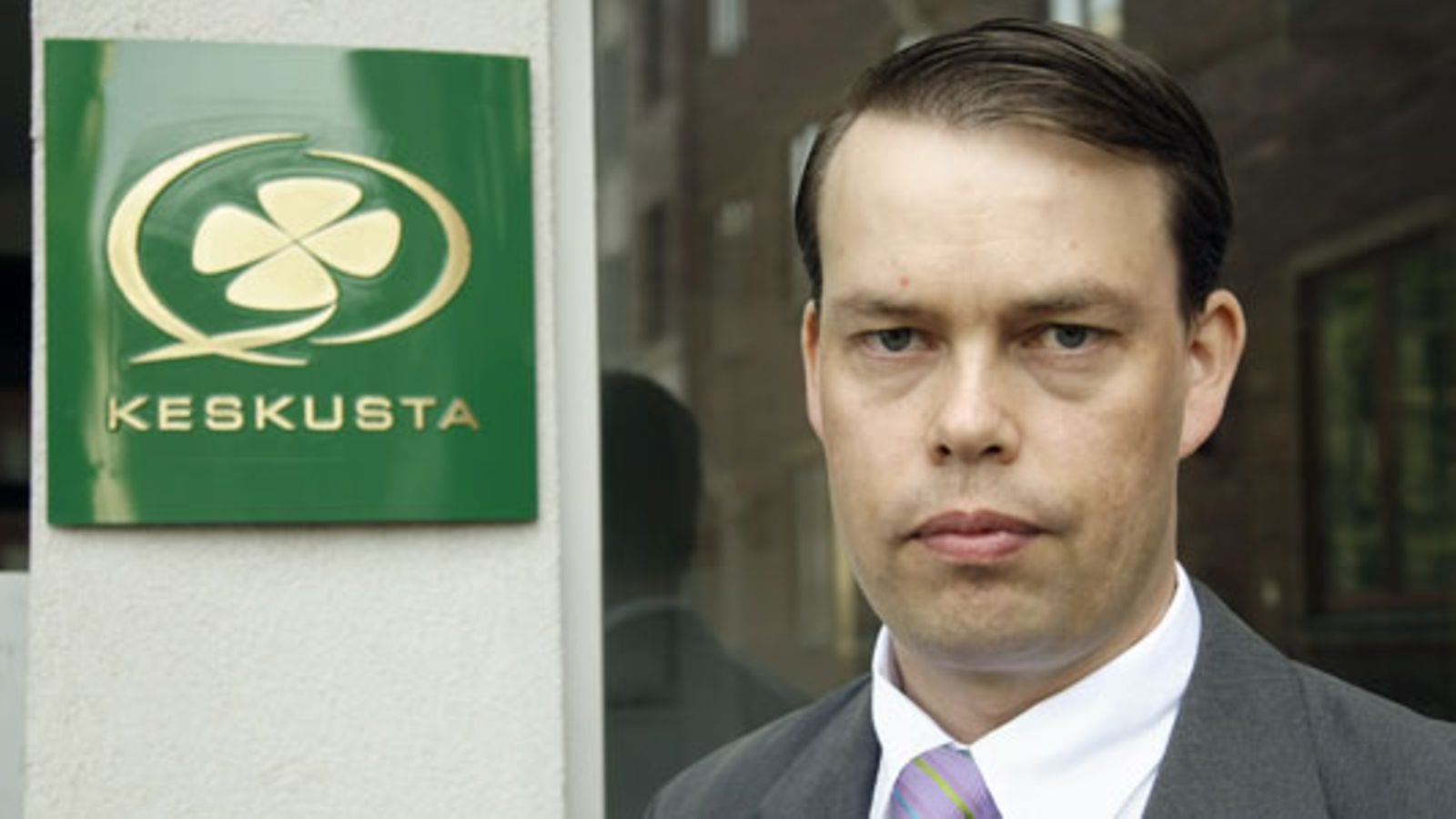 Keskustan hallintopäällikkö Aki Haaro puoluetoimiston edessä Helsingissä 5. kesäkuuta 2008.