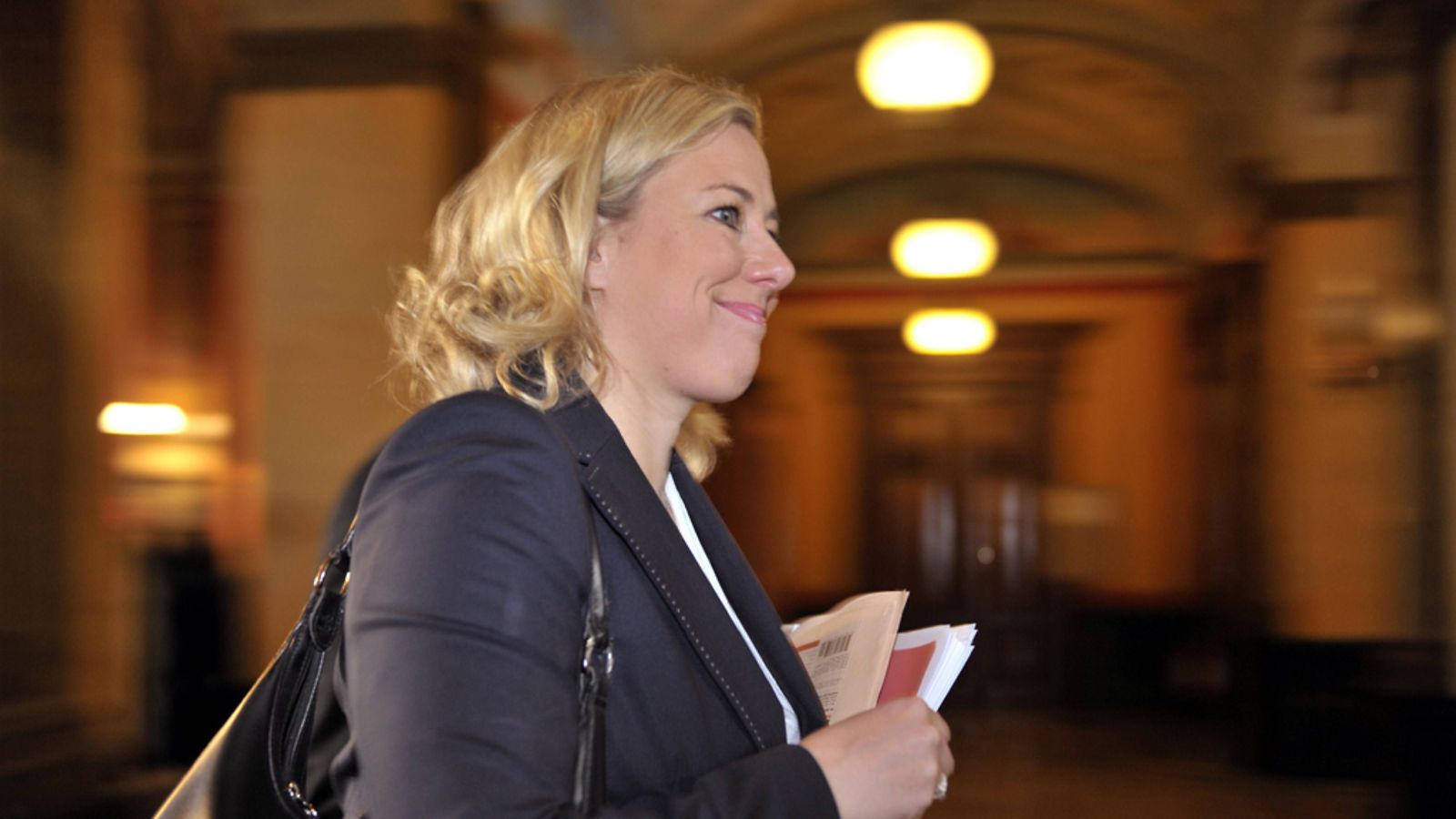 Jutta Urpilainen hallitusneuvotteluissa Säätytalolla, 20. toukokuuta 2011.  Lehtikuva