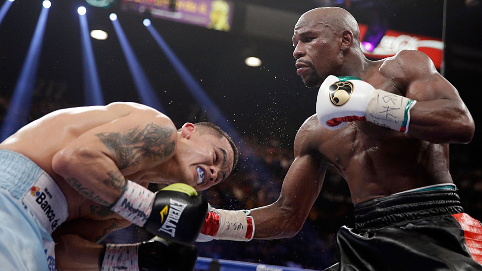 Marcos Maidana ottaa iskun Floyd Mayweather juniorilta.