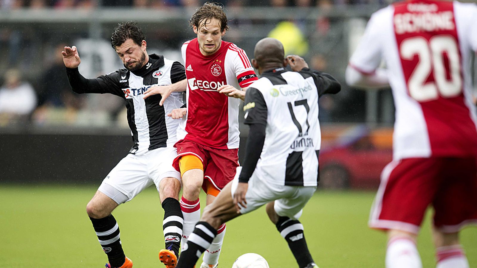 Ajaxin Daley Blind harhauttelee Heracles-ottelussa.