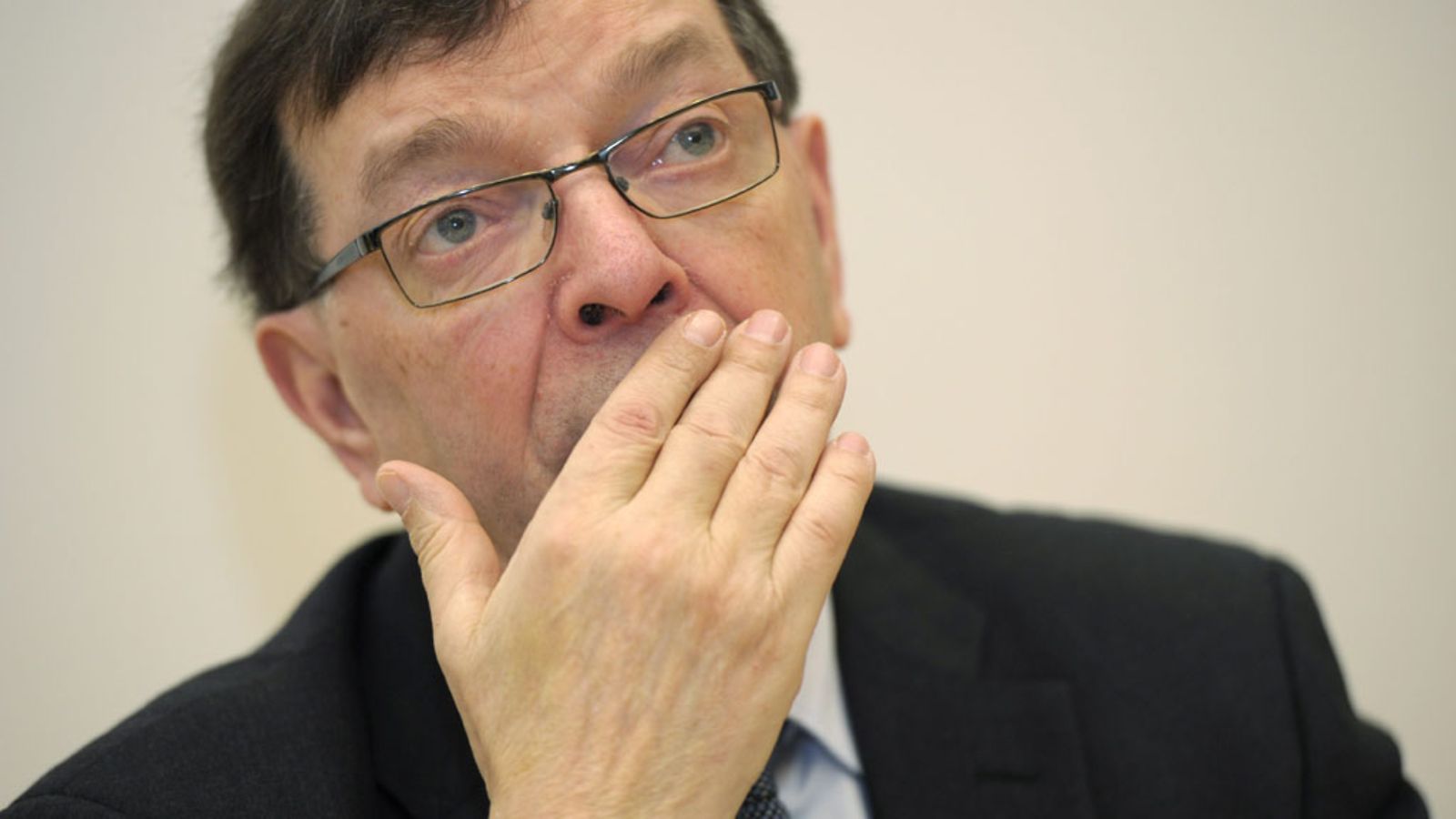 Keskustan Paavo Väyrynen kertoi suunnitelmistaan tiedotustilaisuudessa Helsingissä tiistaina 7. helmikuuta 2012.