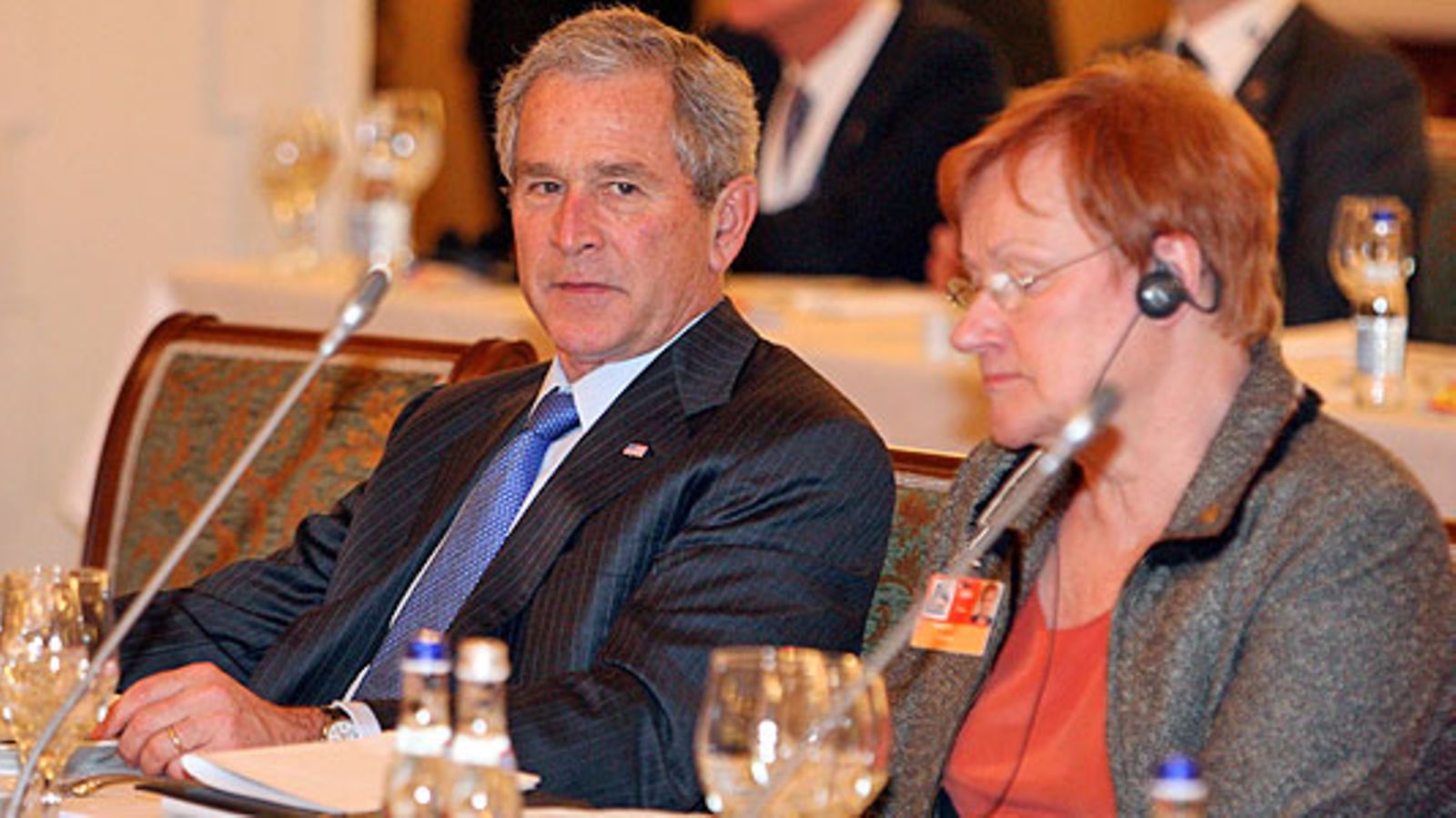 Presidentti Tarja Halonen ja USA:n presidentti George W Bush lounaalla Naton huippukokouksen yhteydessä Bukarestissä, Romaniassa 3. huhtikuuta 2008. LEHTIKUVA