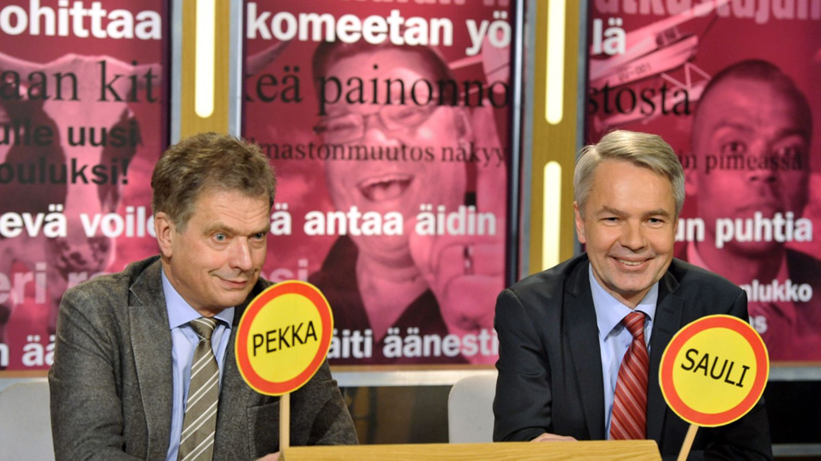 Kokoomuksen presidenttiehdokas Sauli Niinistö (vas.) ja Vihreiden presidenttiehdokas Pekka Haavisto Uutisvuoto -ohjelman nauhoituksessa Helsingissä 27. tammikuuta 2012.