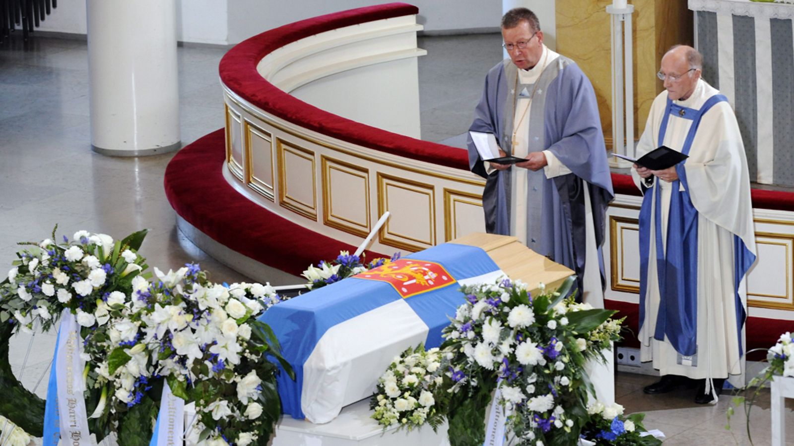Valtioneuvos Harri Holkerin siunasi piispa, emeritus Eero Huovinen. Häntä avusti rovasti Matti Holkeri.
