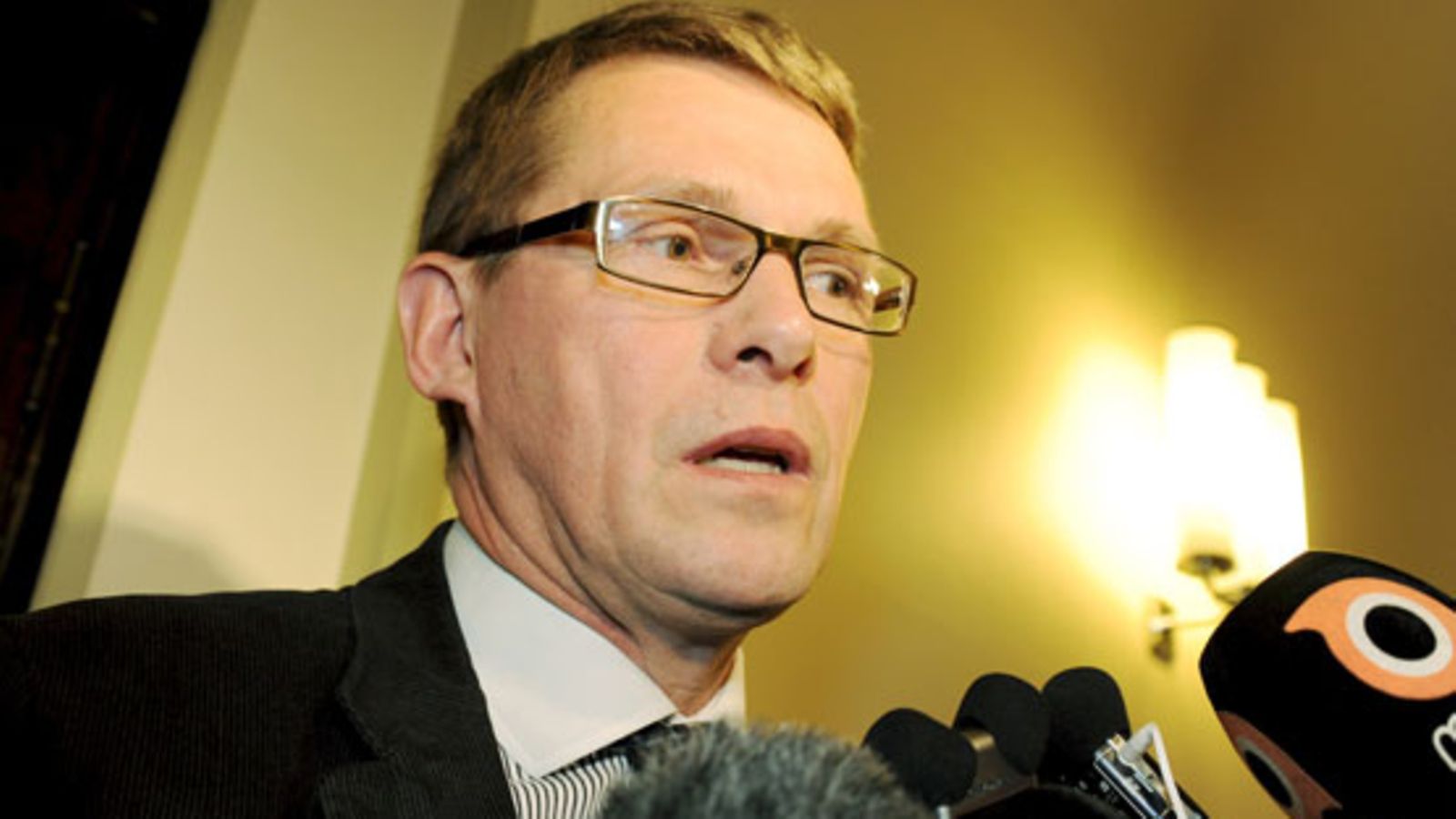 Entinen pääministeri Matti Vanhanen poistumassa perustuslakivaliokunnan kokouksesta eduskunnassa Helsingissä 4. helmikuuta 2011. Perustuslakivaliokunta kuuli häntä hänen pääministeriaikaisten virkatoimien laillisuusasiassa.