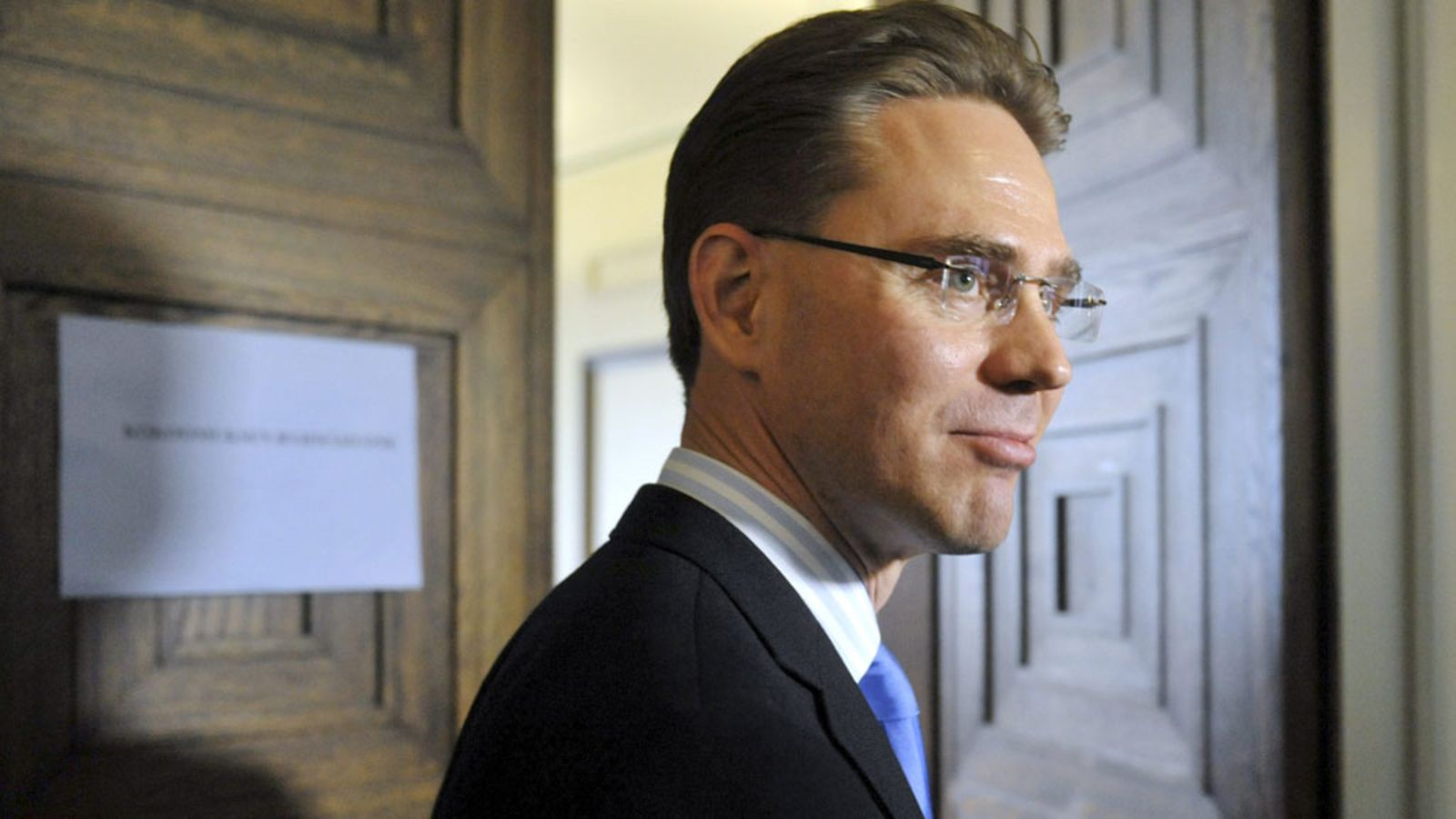 Hallitustunnustelija, Kokoomuksen puheenjohtaja Jyrki Katainen saapumassa puolueen eduskuntaryhmän kokoukseen Helsingissä torstaina 19. toukokuuta 2011.