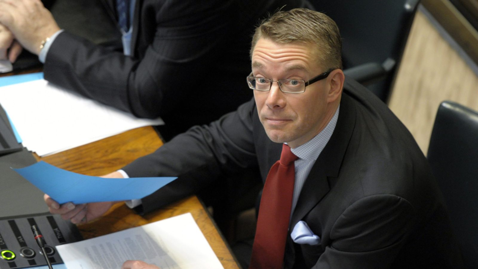 Puolustusministeri Stefan Wallin eduskunnan täysistunnossa Helsingissä 21. maaliskuuta 2012. Eduskunnan oppositio esittää jopa kahta epäluottamuslausetta puolustusministeri Wallinille.