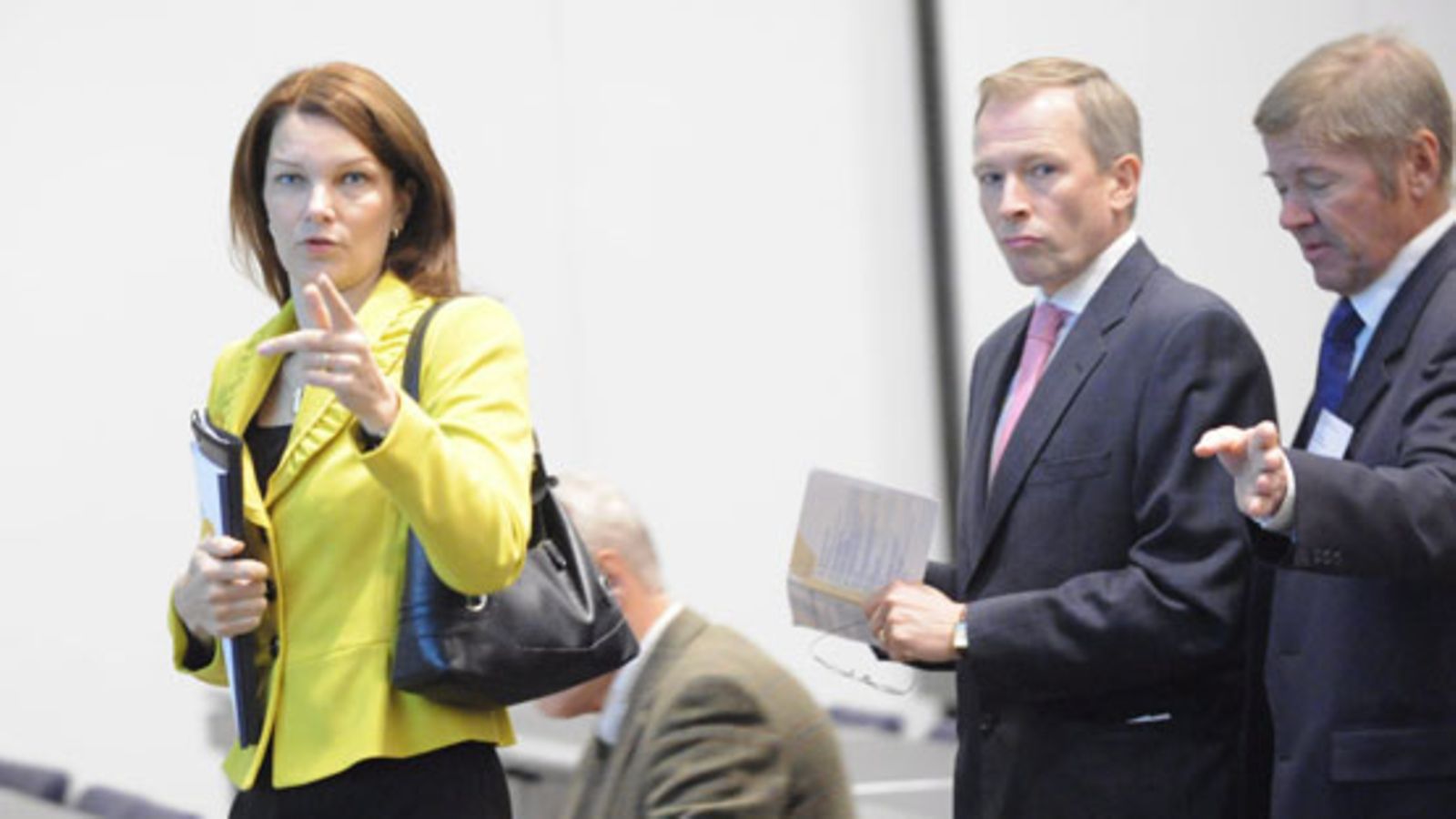 Pääministeri Mari Kiviniemi, Keskuskauppakamarin toimitusjohtaja Risto E.J. Penttilä ja varatoimitusjohtaja Pauli K Mattila (oik.) Keskuskauppakamarin Suuri Veropäivä 2010 tapahtumassa Finlandia-talolla Helsingissä 29. syyskuuta 2010. (Lehtikuva)