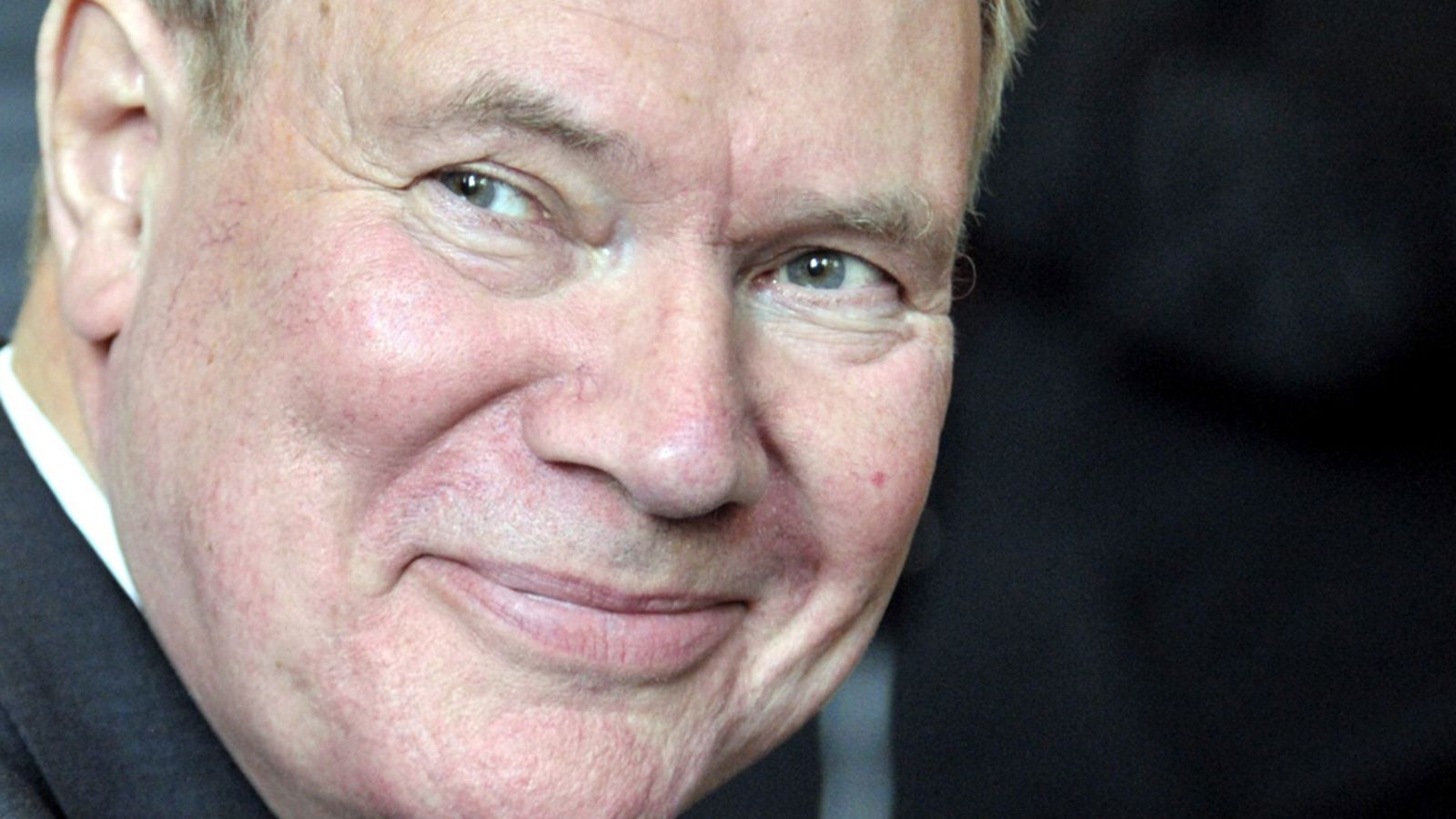 Paavo Lipponen kertoi tiedotustilaisuudessa 11. elokuuta 2011 lähtevänsä mukaan presidenttikilpaan. Kuva: Lehtikuva