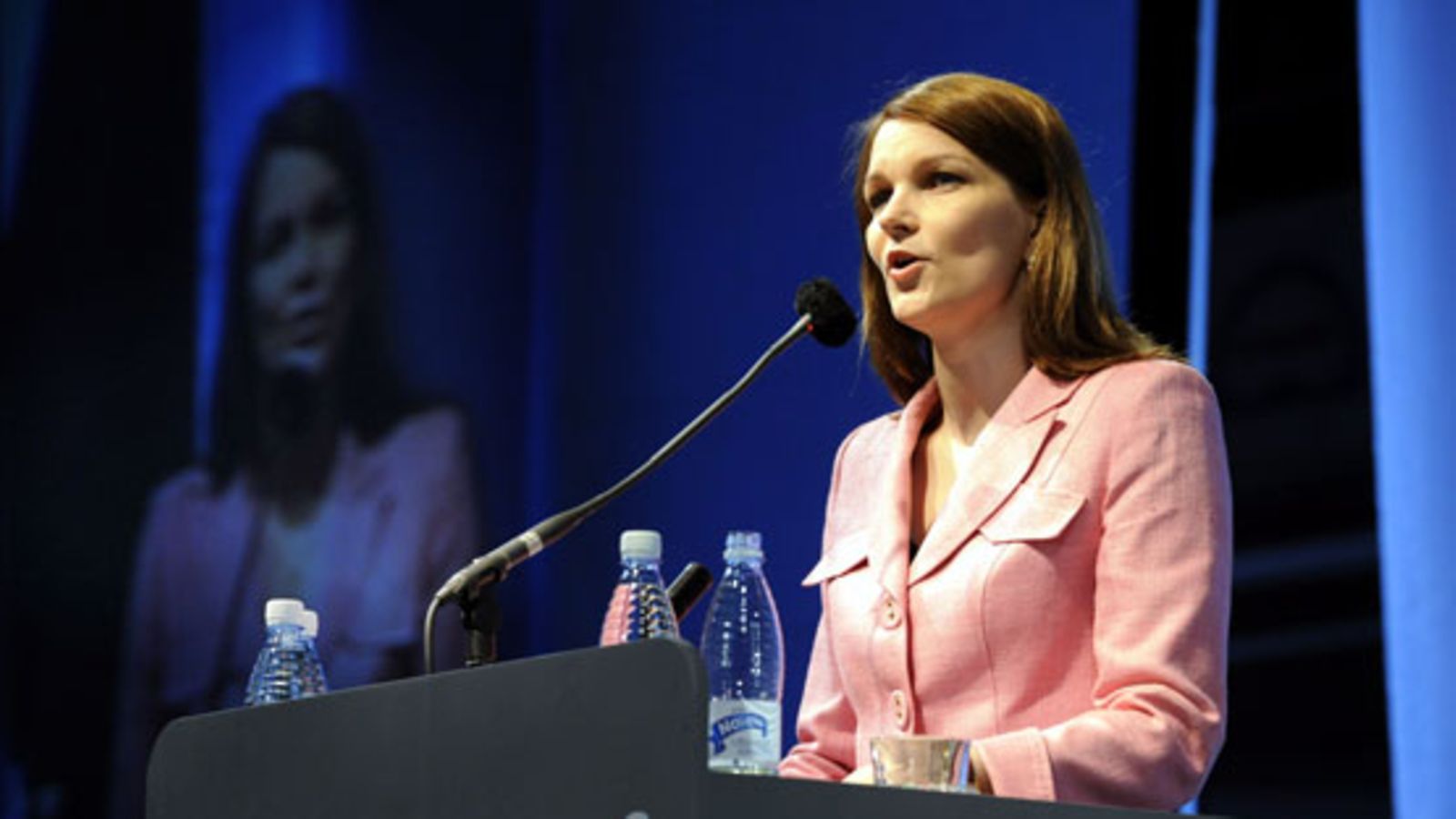 Keskustan uusi puheenjohtaja Mari Kiviniemi pitää puhetta puoluekokouksessa Lahdessa 12. kesäkuuta 2010. Puheenjohtajavalinnan myötä Kiviniemestä tulee myös Suomen uusi pääministeri.