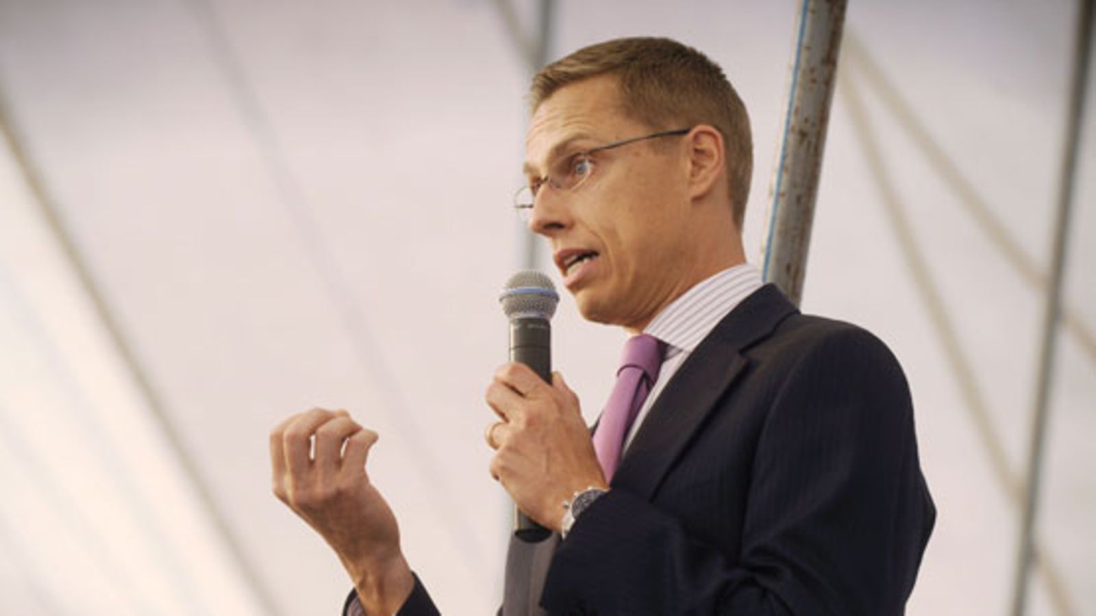 Ulkoministeri Alexander Stubb puhuu UM:n suurlähettiläspäivillä Helsingissä 25. elokuuta 2010. Kuva: Lehtikuva