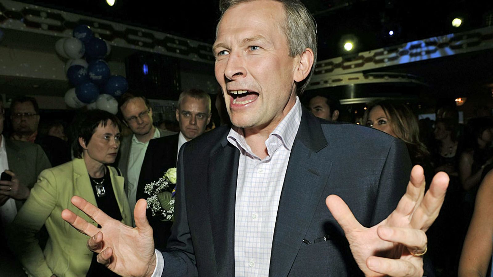 Risto E.J. Penttilä ja kokoomuksen EU-vaalivalvojaisissa ravintola Kaivohuoneella Helsingissä 7. kesäkuuta 2009.