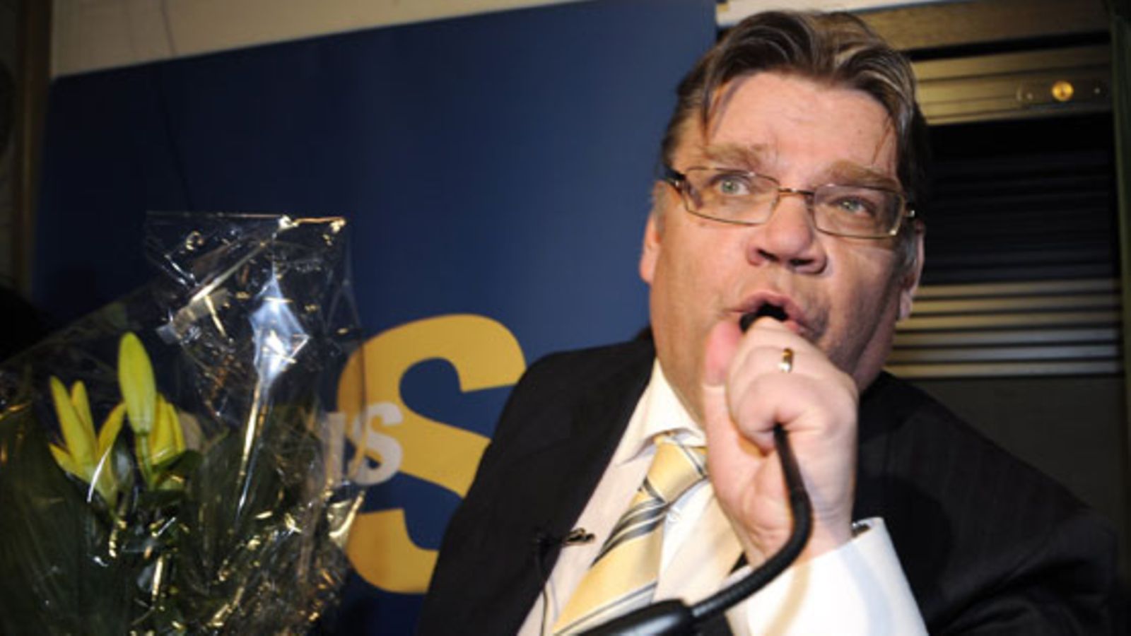 Perussuomalaisten puheenjohtaja Timo Soini puhuu kannattajilleen Perussuomalaisten vaalivalvojaisissa Bottalla Helsingissä 17. huhtikuuta 2011. Kuva: Lehtikuva