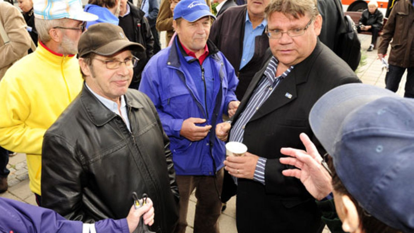 Perussuomalaisten puheenjohtaja Timo Soini keskusteli kansalaisten kanssa toritapahtumassa Porvoossa 30. elokuuta 2010. Kuva: Lehtikuva