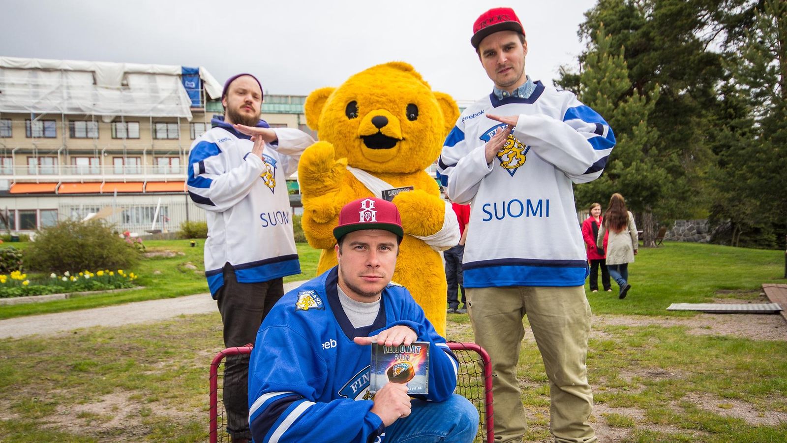 Teflon Brothers ja Kummien Teemu-nalle Lastenklinikalla 16.5.2014.