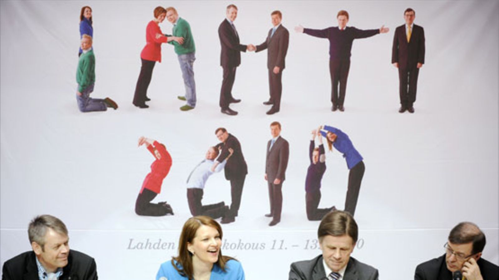 Timo Kaunisto (vas), Mari Kiviniemi, Mauri Pekkarinen ja Paavo Väyrynen Keskustan puheenjohtajavaalikiertueen aloitustilaisuudessa Kuopiossa 11. huhtikuuta 2010. (LEHTIKUVA)