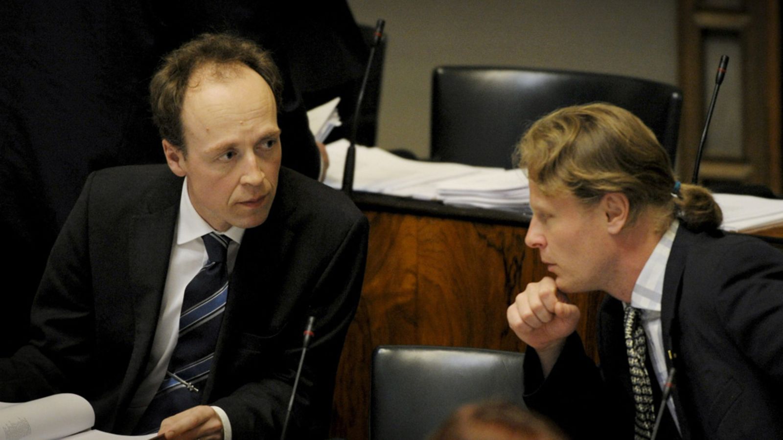 Perussuomalaisten Jussi Halla-aho (vas.) ja Juho Eerola eduskunnassa Helsingissä 12. kesäkuuta 2012.