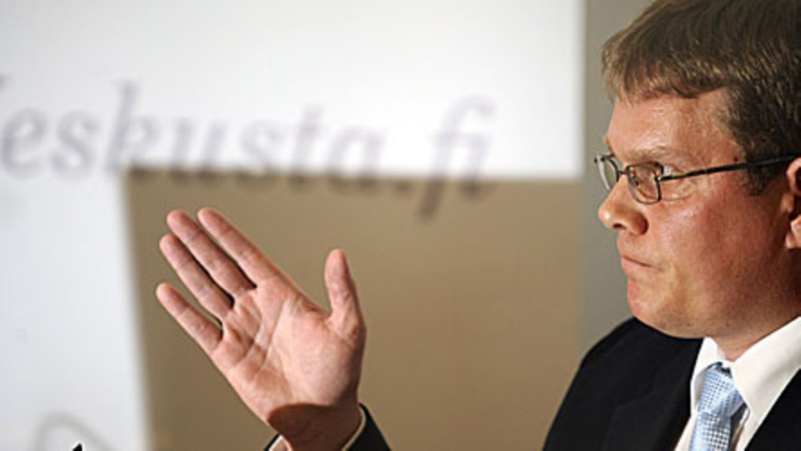 Keskustan puoluesihteeri Jarmo Korhonen tiedotustilaisuudessa 15. kesäkuuta 2009. Kuva: Lehtikuva